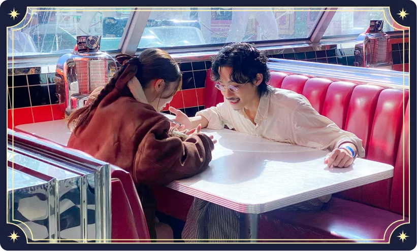 スマホを見せる出演者