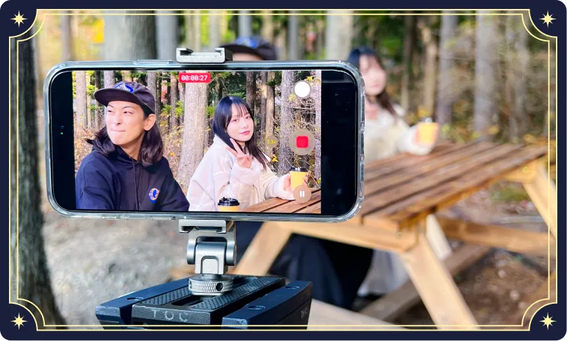 スマホ越しに撮影する出演者